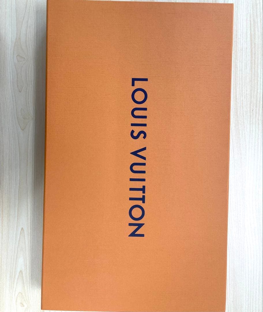 新品、未使用品‼️ 箱付き‼️ルイヴィトン モノグラム シャドウ　マフラー