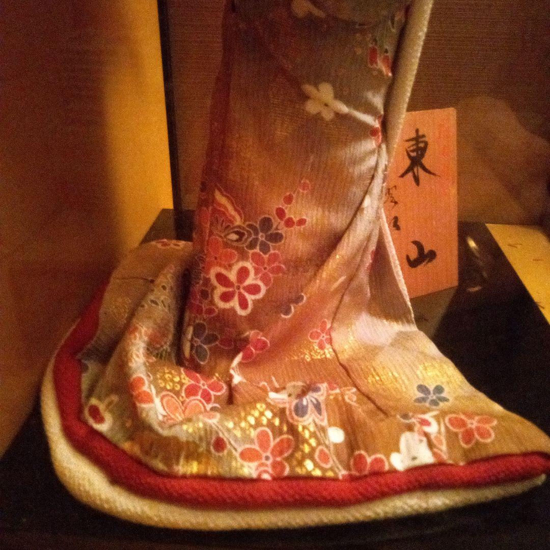 赤色の着物を着た東山日本人形