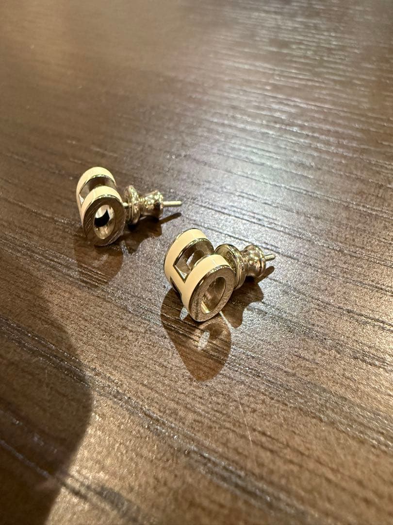 HERMES ポップHミニピアス　白