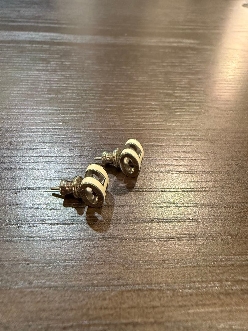 HERMES ポップHミニピアス　白