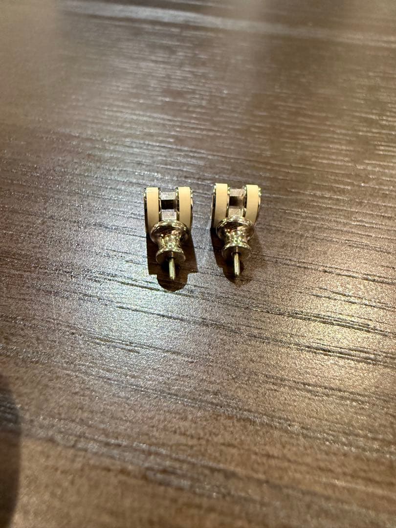 HERMES ポップHミニピアス　白