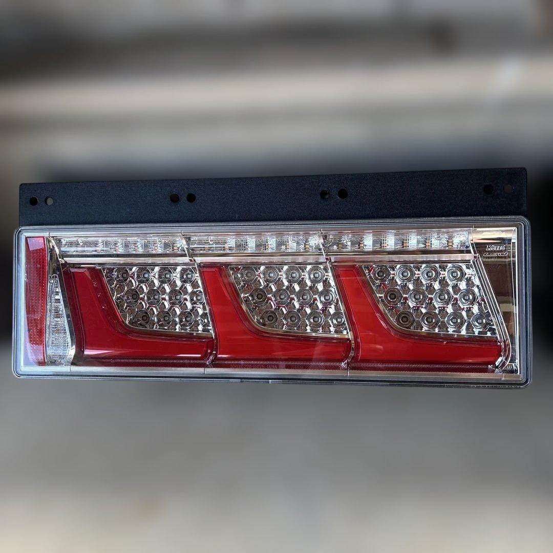 3連LEDテールランプ 赤/クリア 2個セットノーマルターン　新車外し