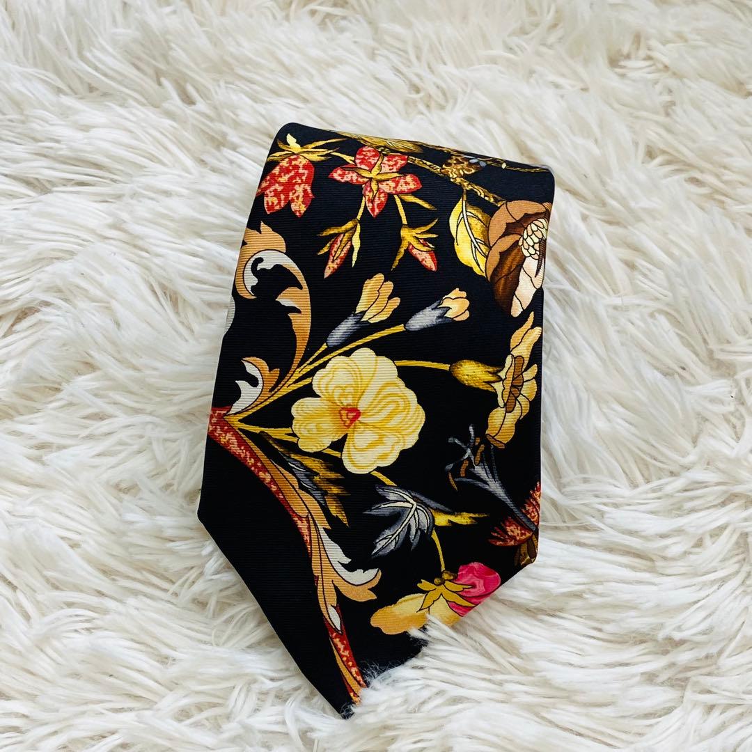 エルメス　ネクタイ　スカーフ柄　花柄　黒　ブラック　総柄　高級　シルク　成人式