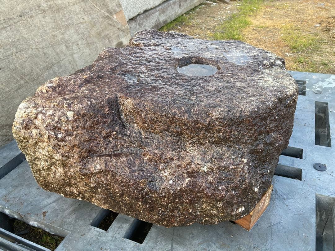 礎石　束石