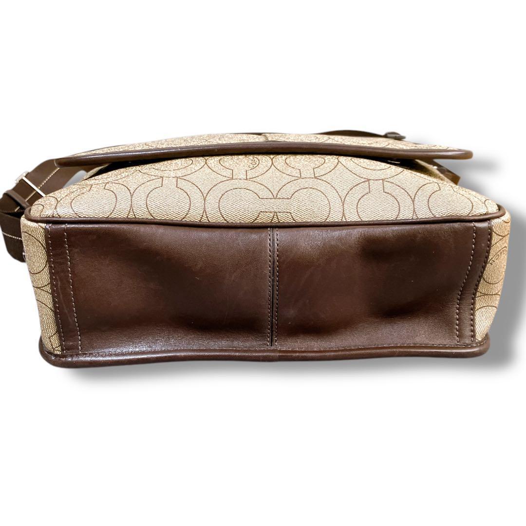 コーチ 良品 オプアート 斜め掛け可 PVC メッセンジャーバッグ ベージュ