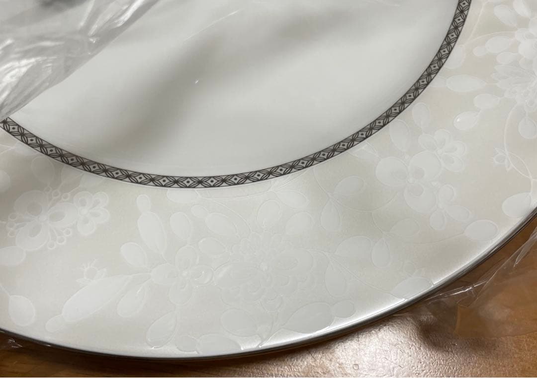 新品NARUMIBoneChina ミラノビアンカペアマグカップ２セット大皿2枚