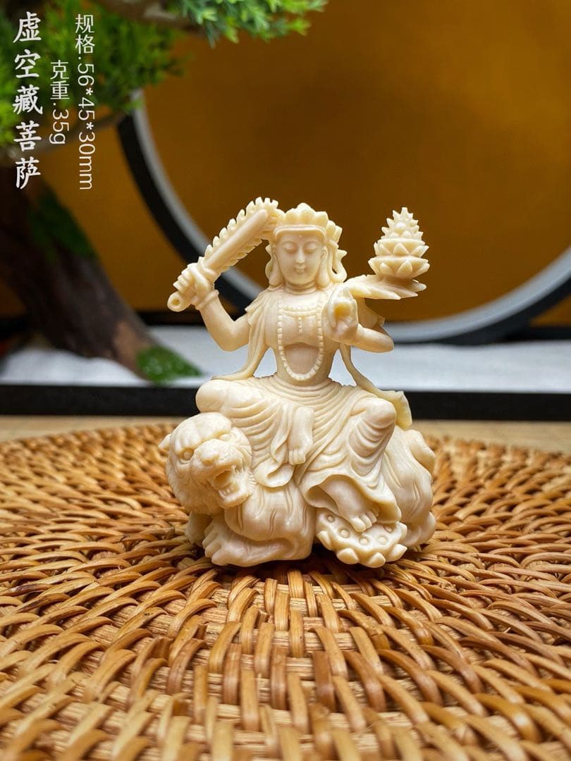天然マンモス牙美しい手作り彫刻　虚空蔵菩薩　小さいな置物