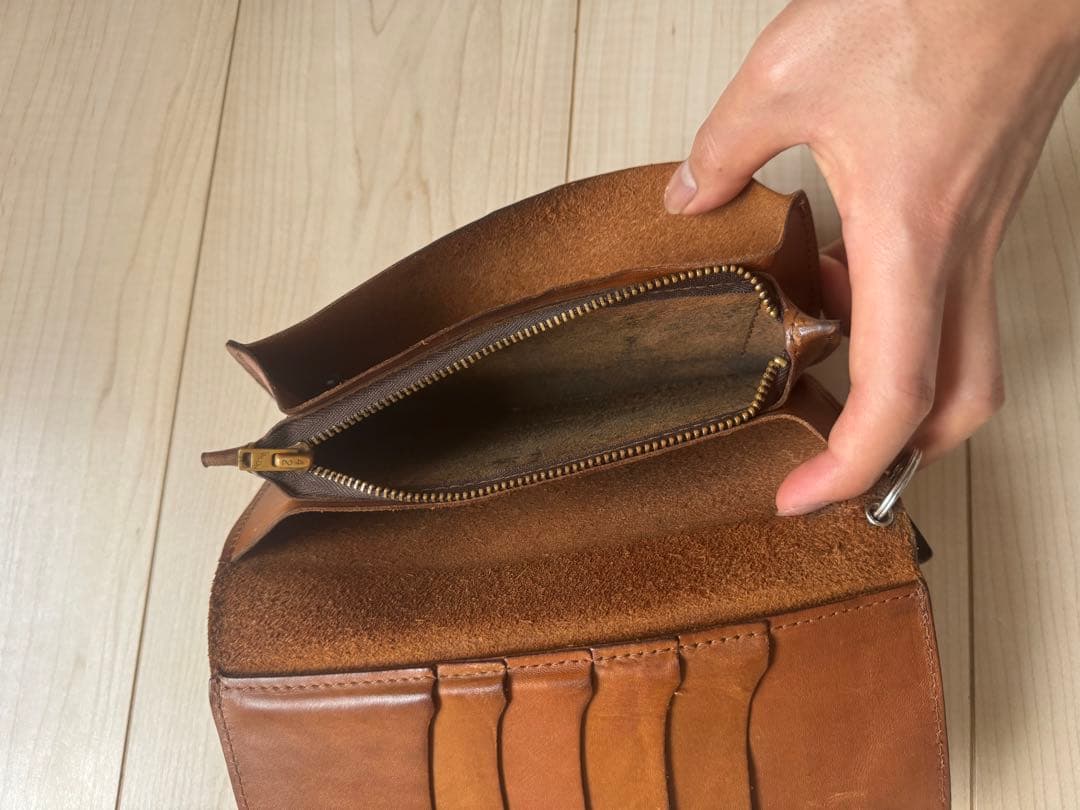 HTC フラワー装飾 ブラウン長財布