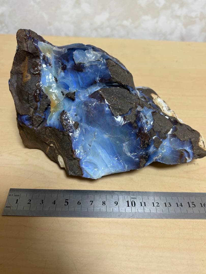 オーストラリア産　大きなボルダーオパール原石　約1976g パワーストーン置物