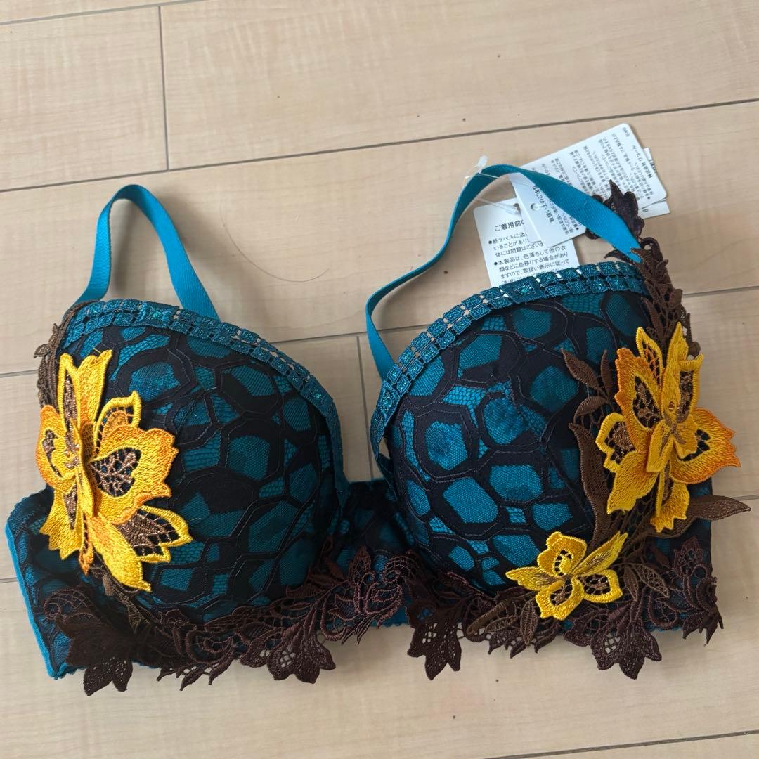 週末限定セール！サルート　希少サイズ　Ｆ75 ブラ&Tショーツ