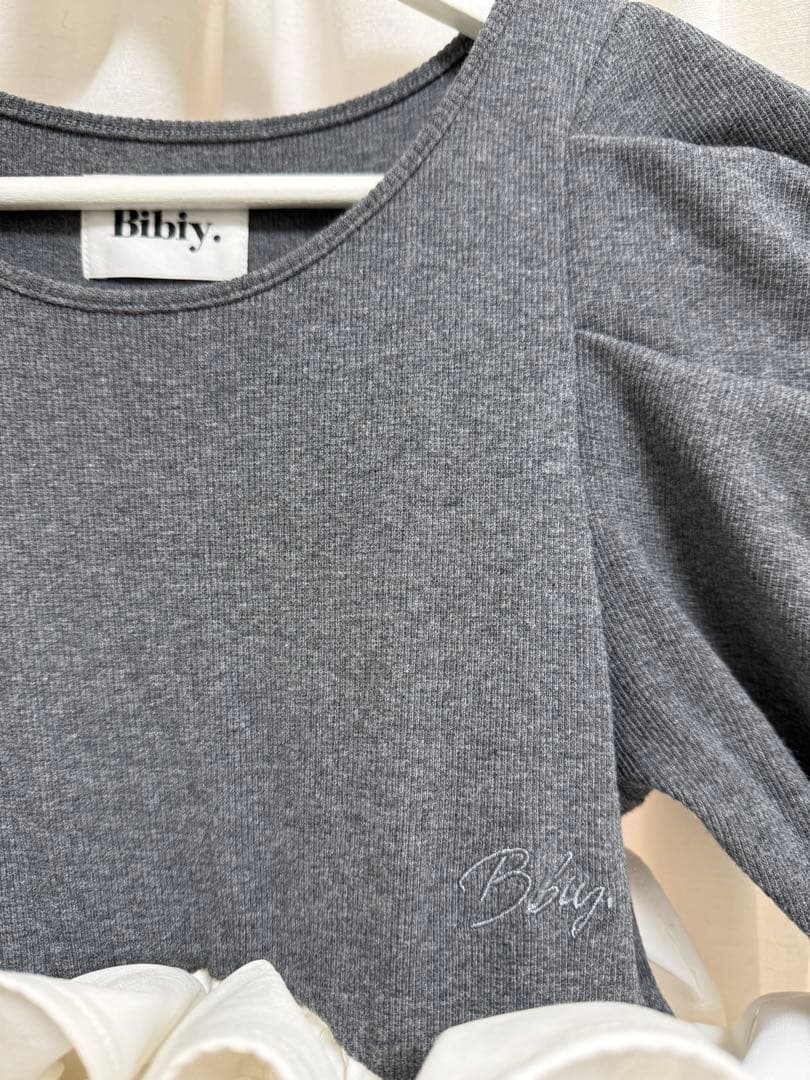 トップス BIBIY. CREME PEPURAMU TOP