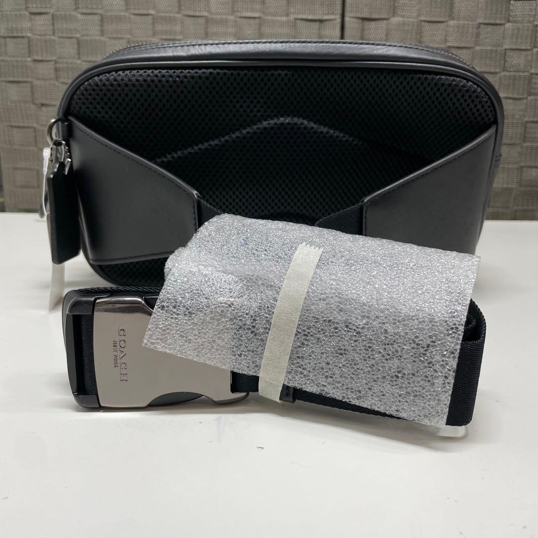 パ*ズ様 新品　COACH ブラック レザー ボディバッグ