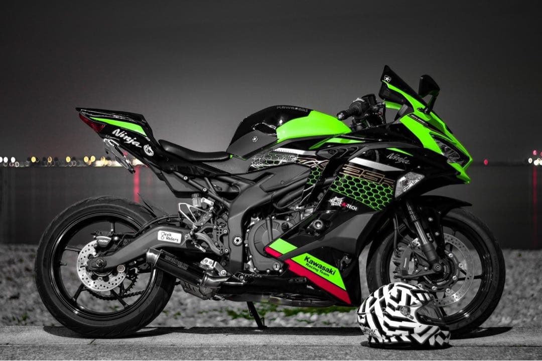 し*ん様 zx25r ガソリンタンク
