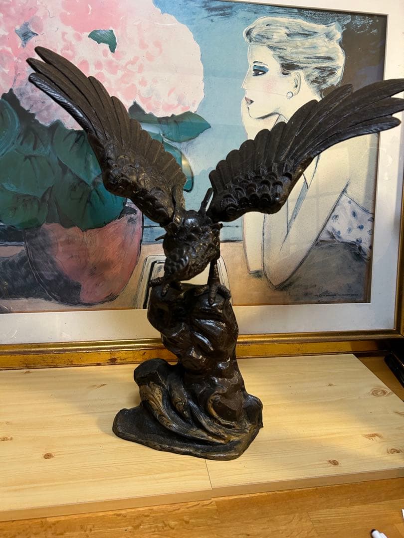 工芸品　鷹の　鉄製　の置物