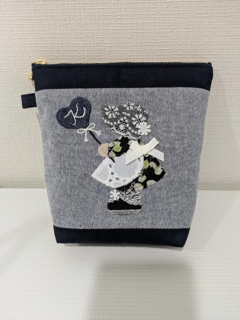 ご予約品　イニシャル入り　レース柄のお帽子が大人可愛いスーちゃんポーチ