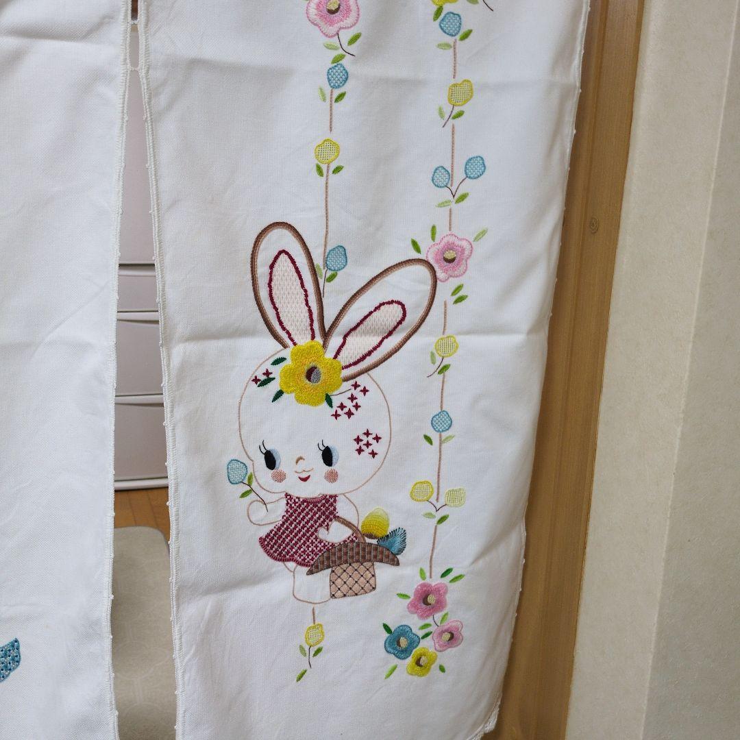 ウサギとフクロウの刺繍のれん