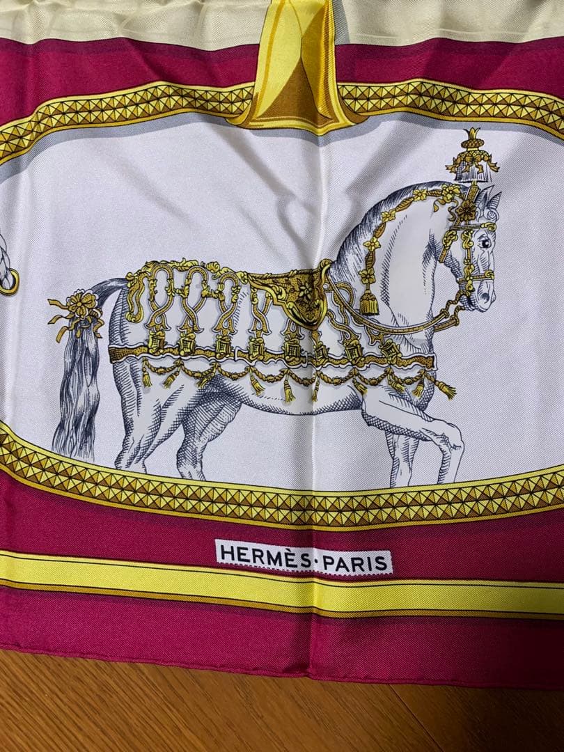 HERMÈS エルメス カレ90 シルクスカーフ 馬と鞍