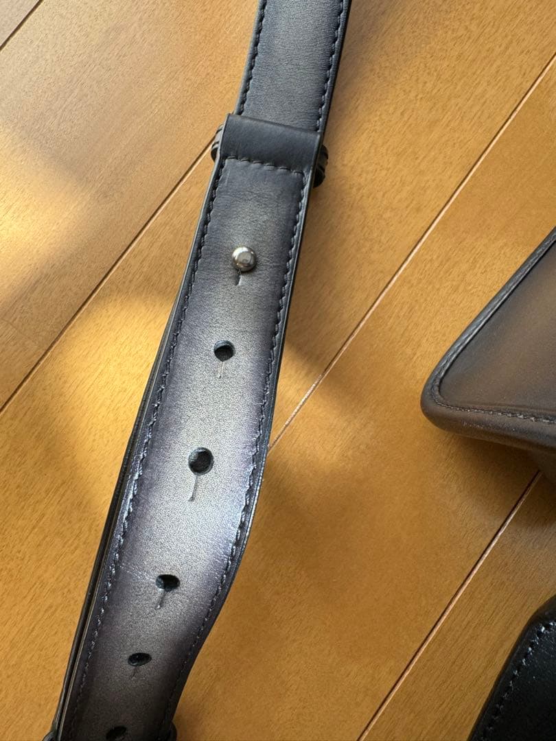 ベルルッティ　ジュルナリエスクリットレザーメッセンジャーバッグ
