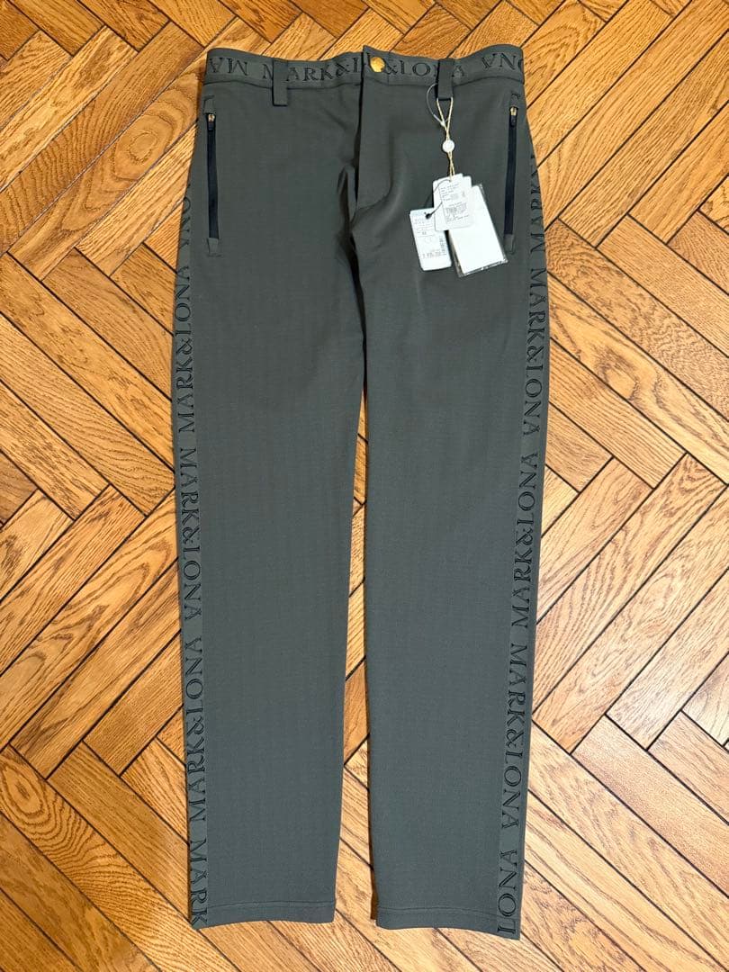 マークアンドロナ ヘリンボーン柄カーキ系 ストレッチパンツ 新品タグ付き