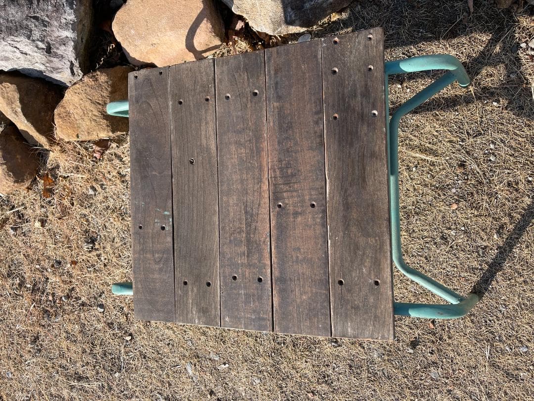 ジャンクガーデンの演出用　テーブル　鉄錆物　ブロカント　多肉&セダム　古道具