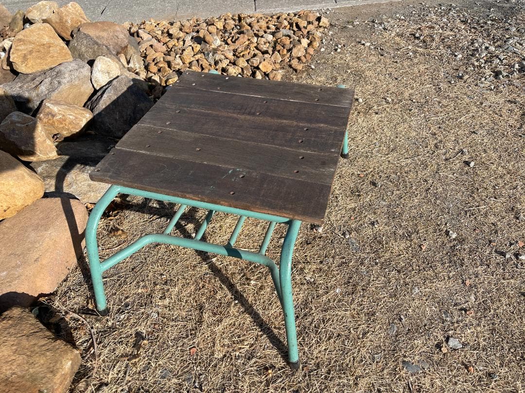 ジャンクガーデンの演出用　テーブル　鉄錆物　ブロカント　多肉&セダム　古道具