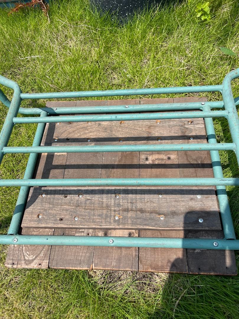 ジャンクガーデンの演出用　テーブル　鉄錆物　ブロカント　多肉&セダム　古道具