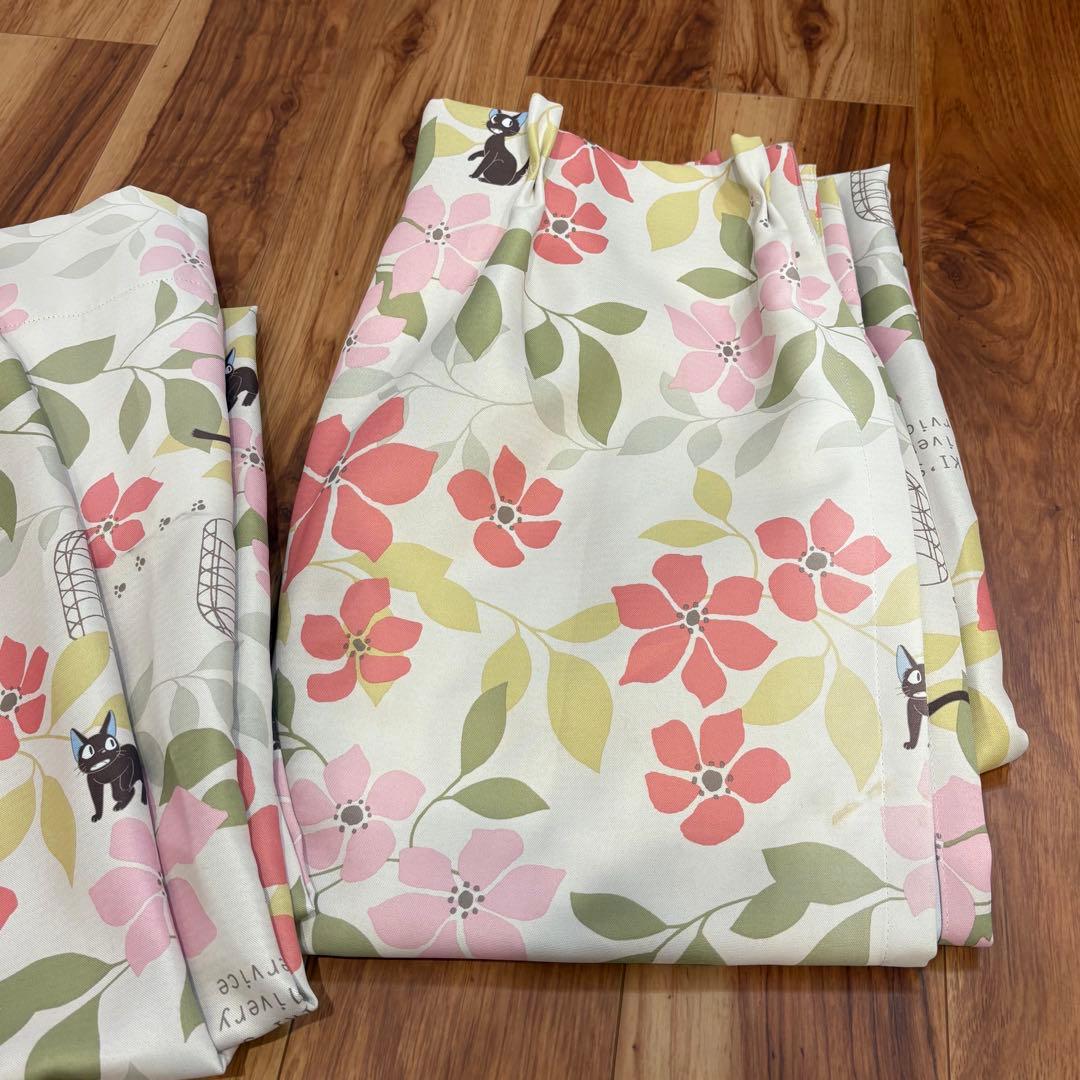 魔女の宅急便　ジジ　黒猫　アンフルール ピンク　遮光カーテン　花柄　ジブリ