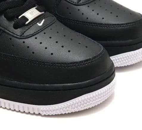新品未使用タグ付きNIKEエアフォース1 '07 ブラック/ブラック-ホワイト