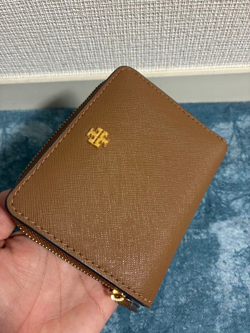 新品　トリバーチ　二つ折り財布　ラウンドファスナー　ブラウン