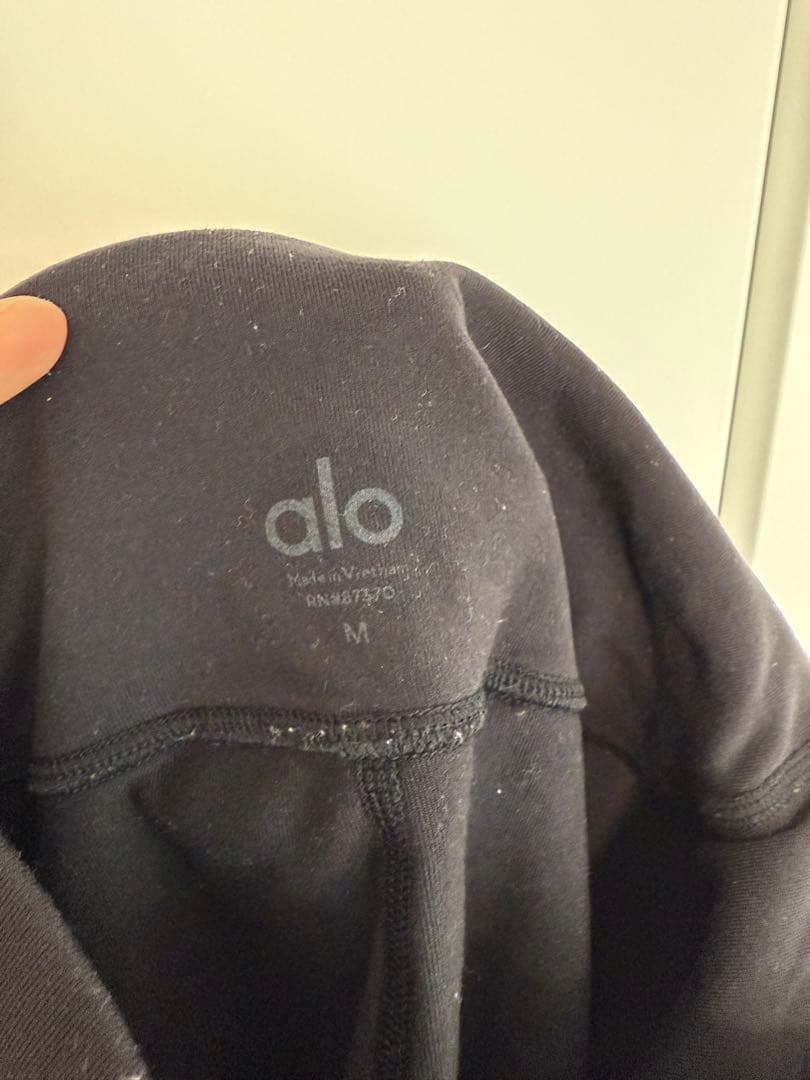 alo レギンス