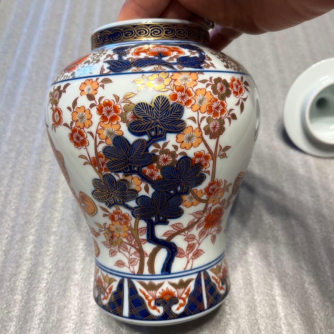 有田焼　哲山作　壺（高さ25センチ）