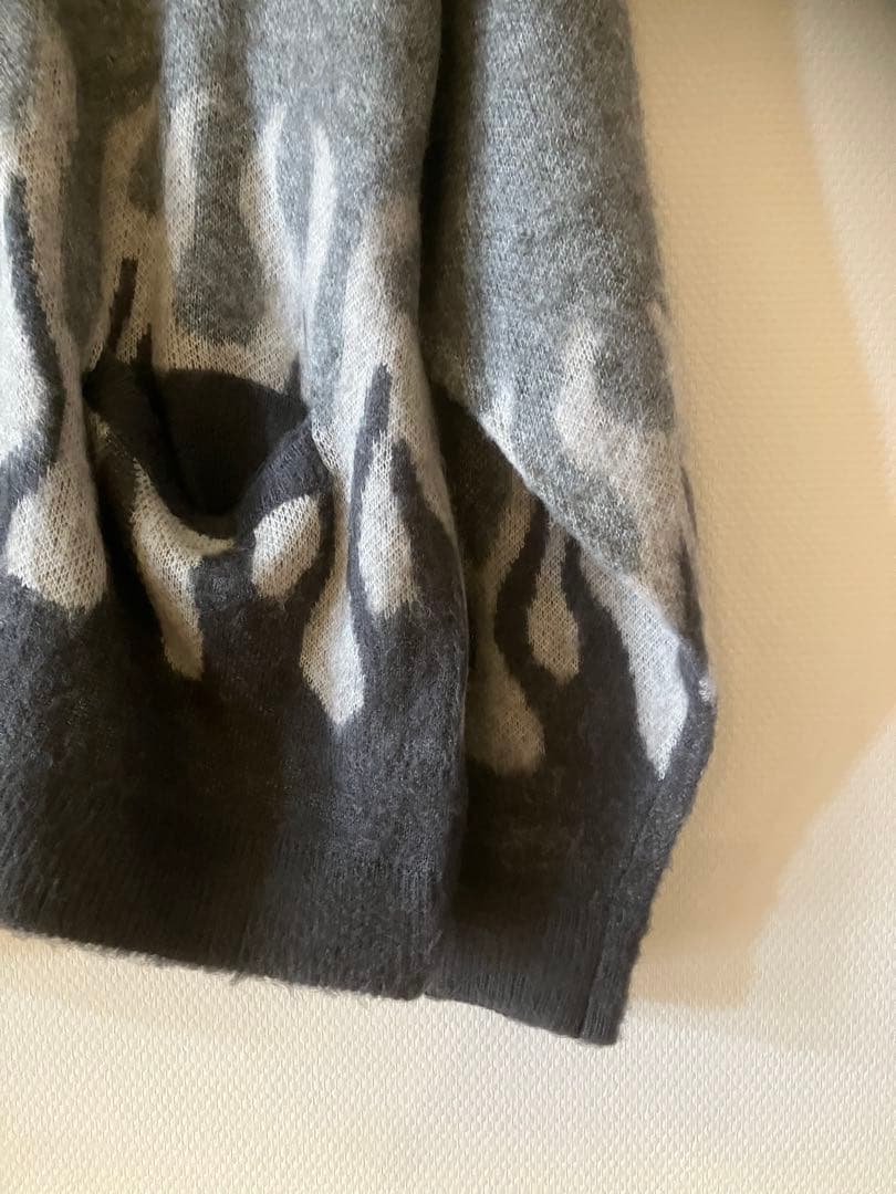 【新品】NOISESCAPE炎模様 Vネックカーディガン M グレー