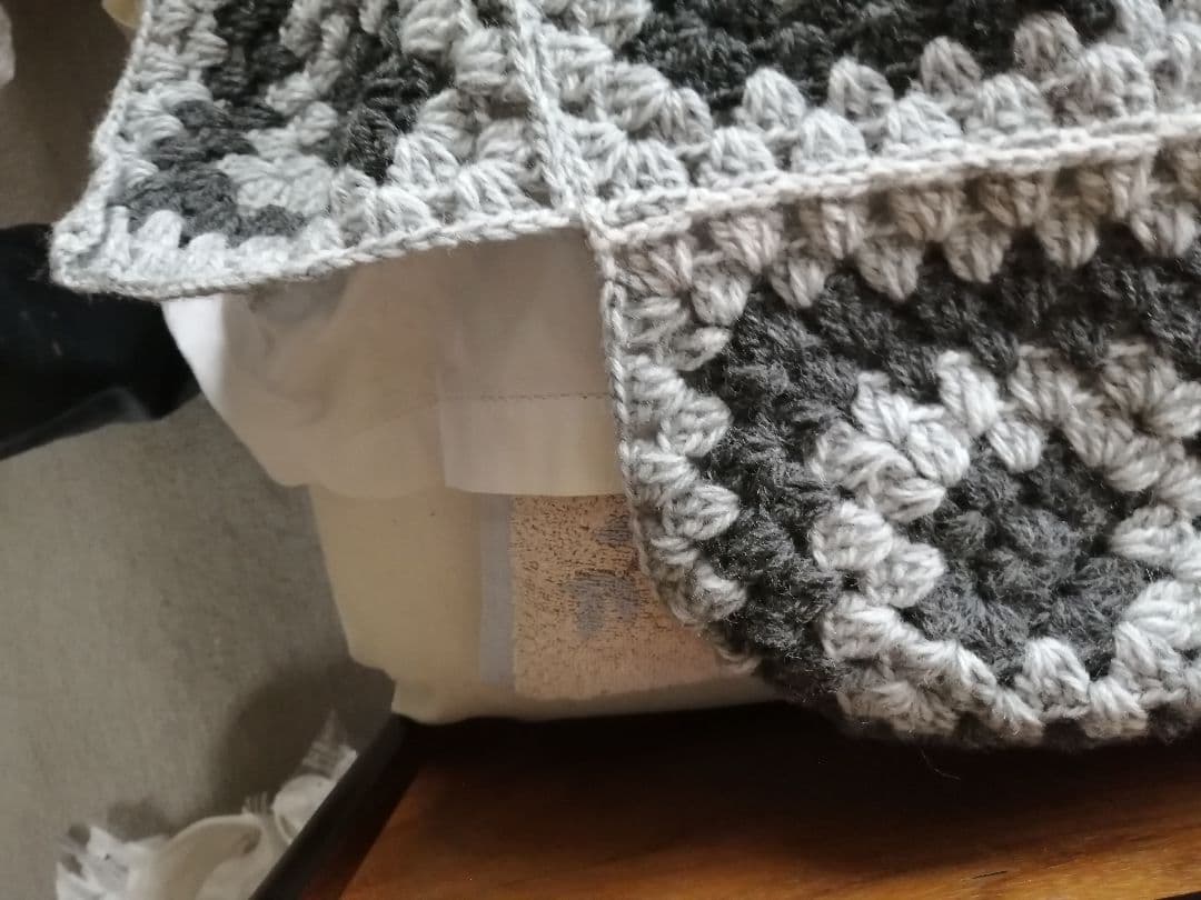 ハンドメイド グレーと黒のストール