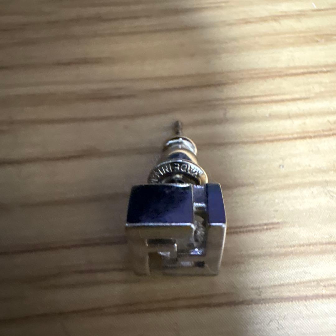シルバー Fロゴ 片耳用ピアス