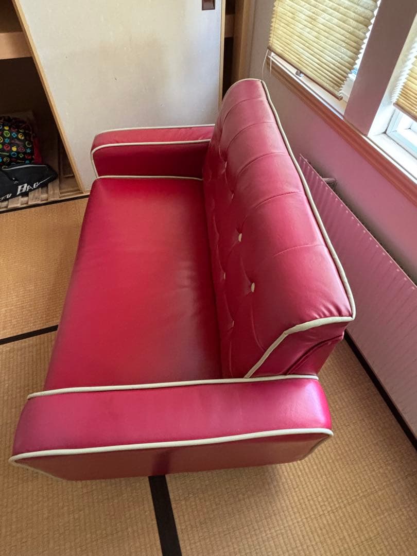 真紅の2人がけソファ