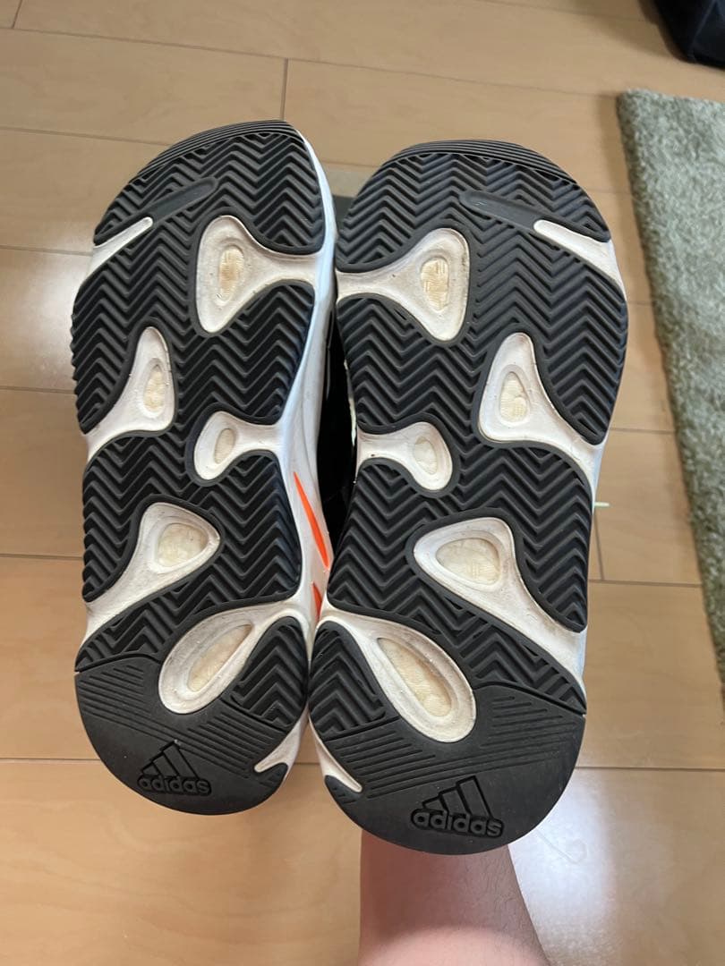 靴 YeezyBoost700 Wave Runner Solid Grey