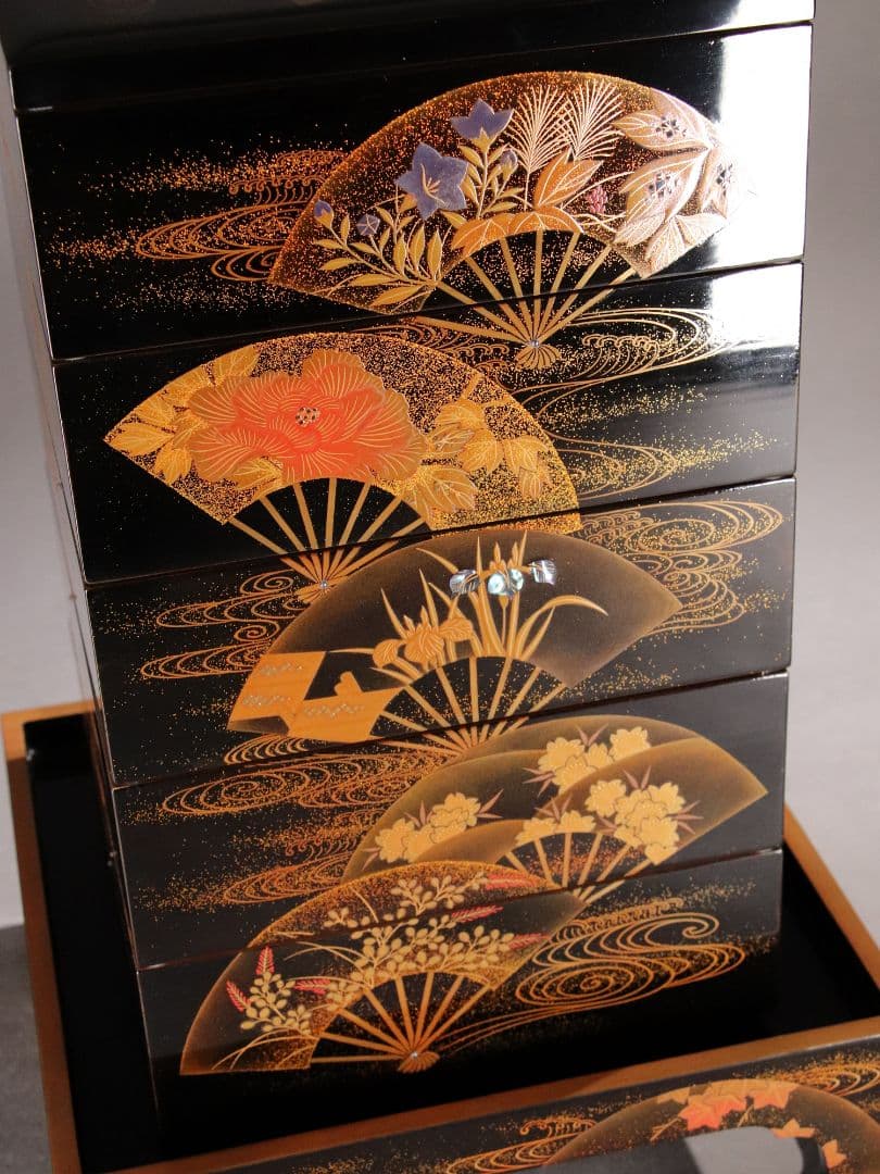 M667/輪島塗 桐鳳凰草花扇面金蒔絵 銀象嵌 螺鈿細工 黒塗内朱塗五段重 重台