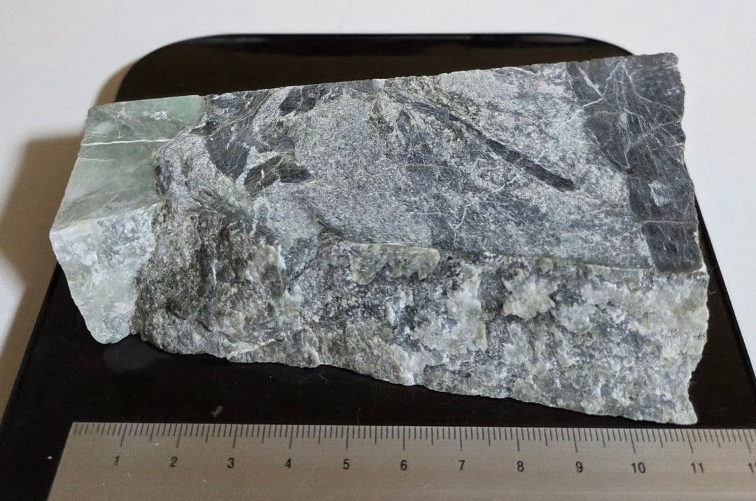 翡翠　糸魚川　413g　W128×D27×H67mm