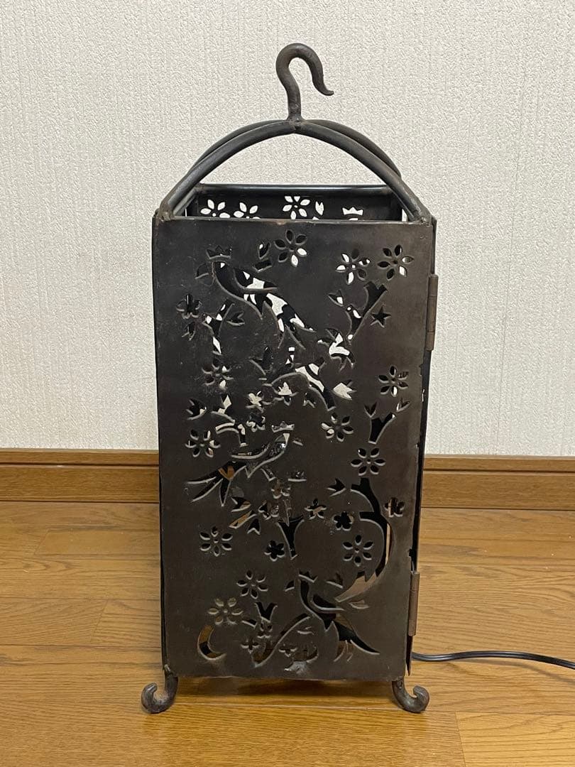 花鳥彫 鉄製の透かし彫り灯が美しい間接照明、置いても吊り下げてもOK