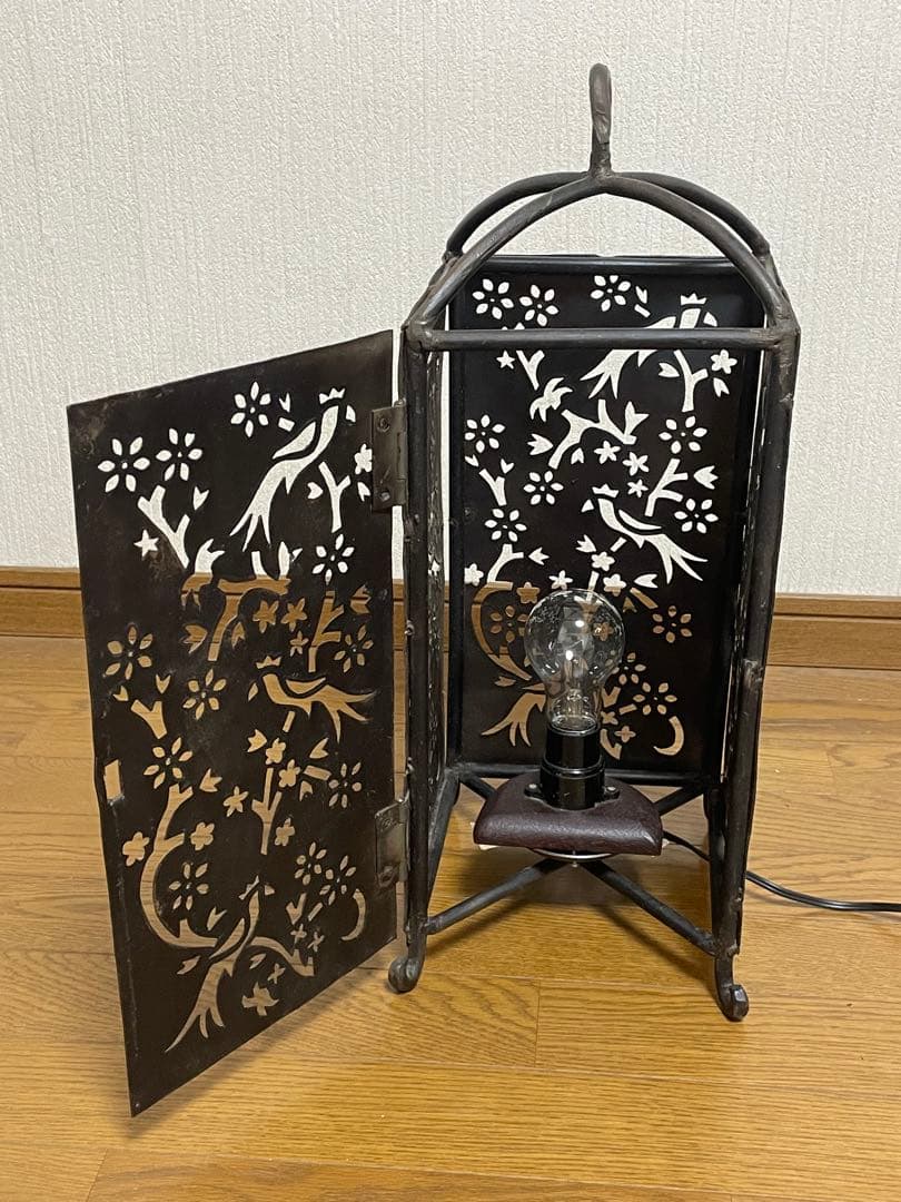 花鳥彫 鉄製の透かし彫り灯が美しい間接照明、置いても吊り下げてもOK