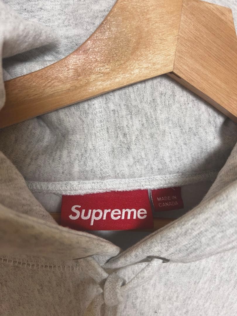 最終値下！【美品】刺繍　Supreme Futura パーカーMサイズ