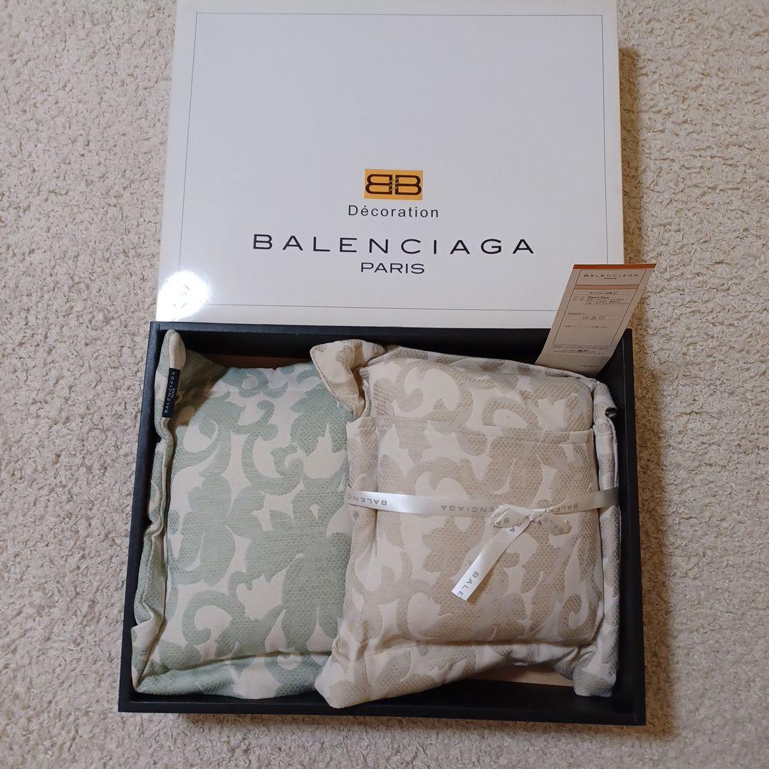 バレンシアガ　クッション２個