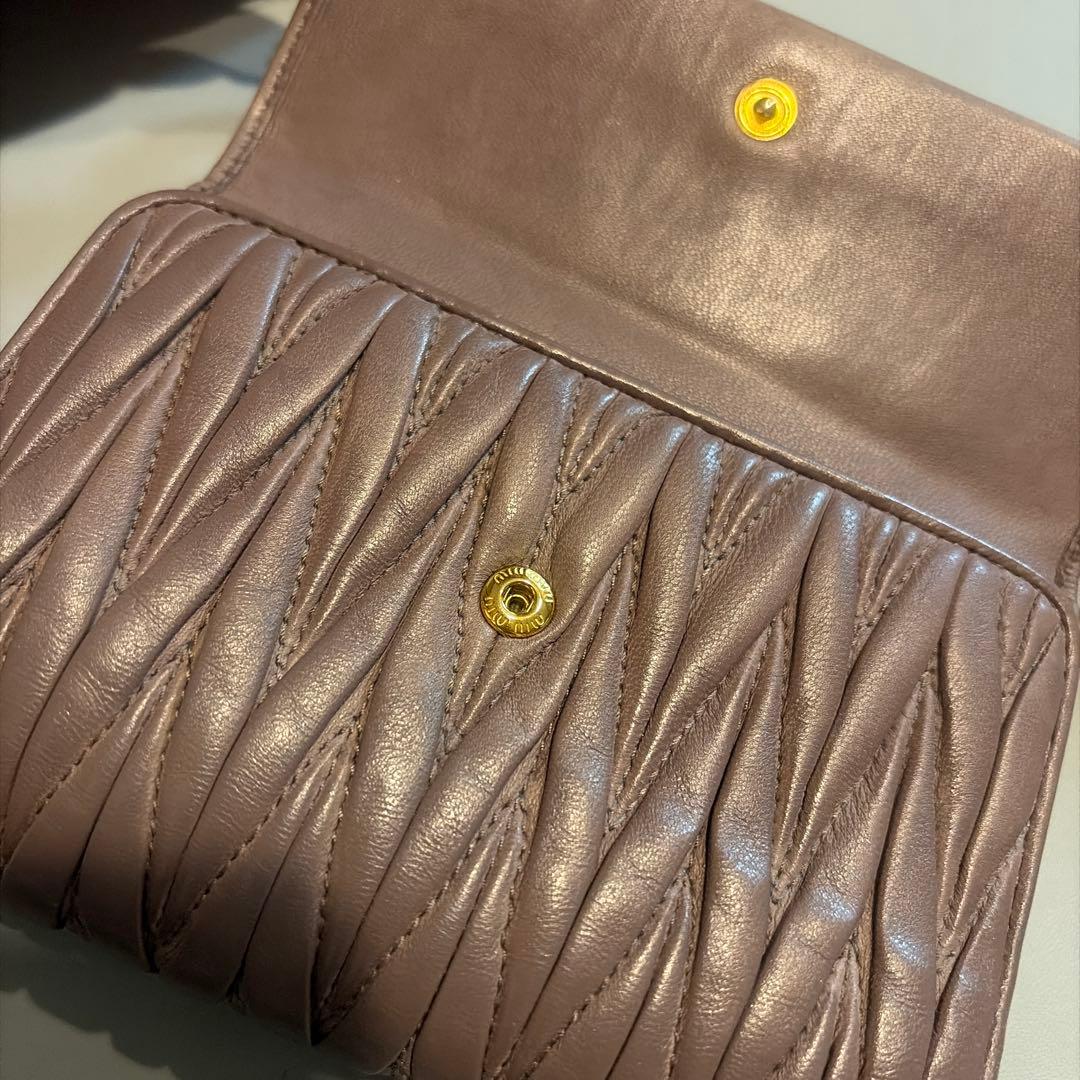 M*u様 オークションミュウミュウ 折り財布 マテラッセ レザー グレージュ