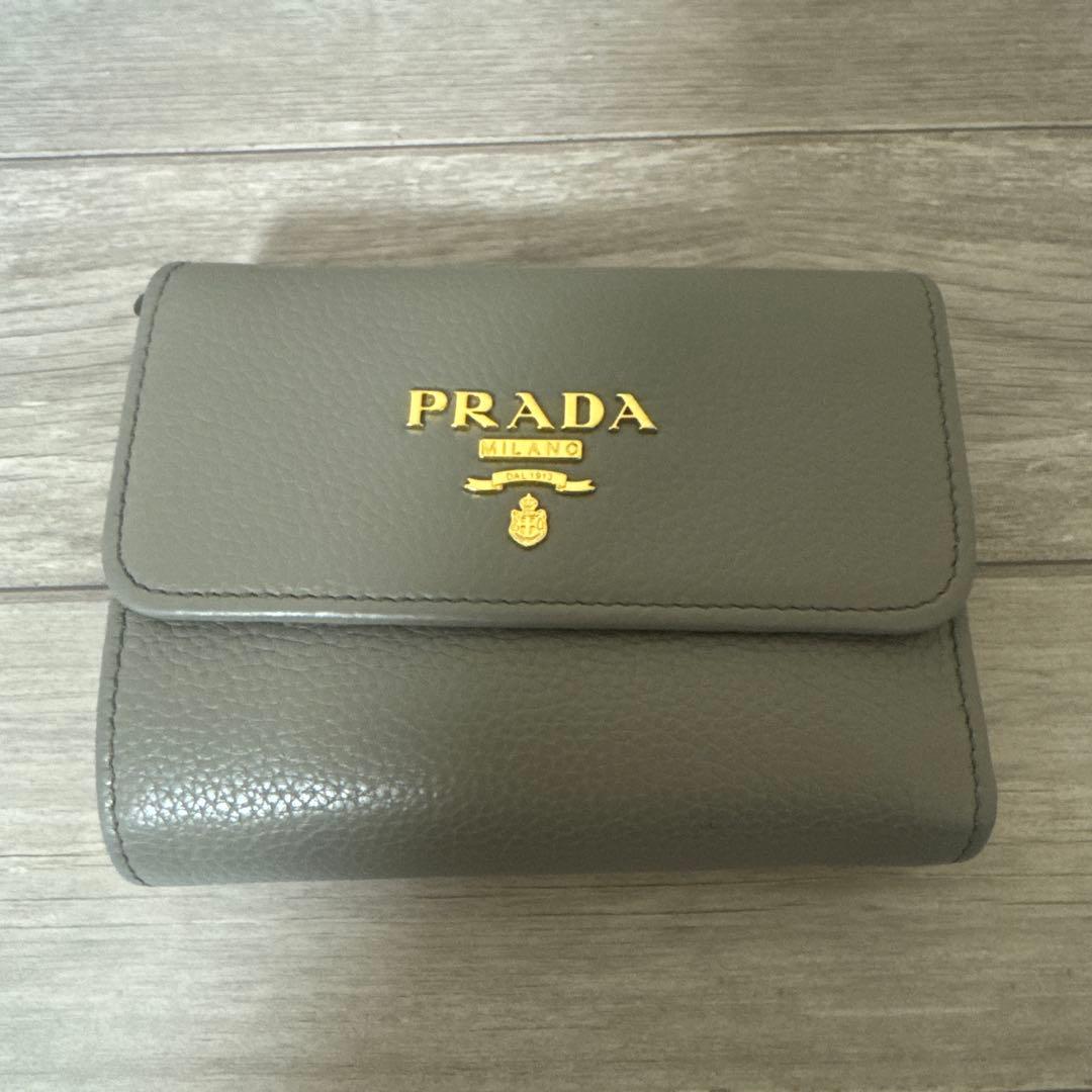PRADA グレー 三つ折り財布