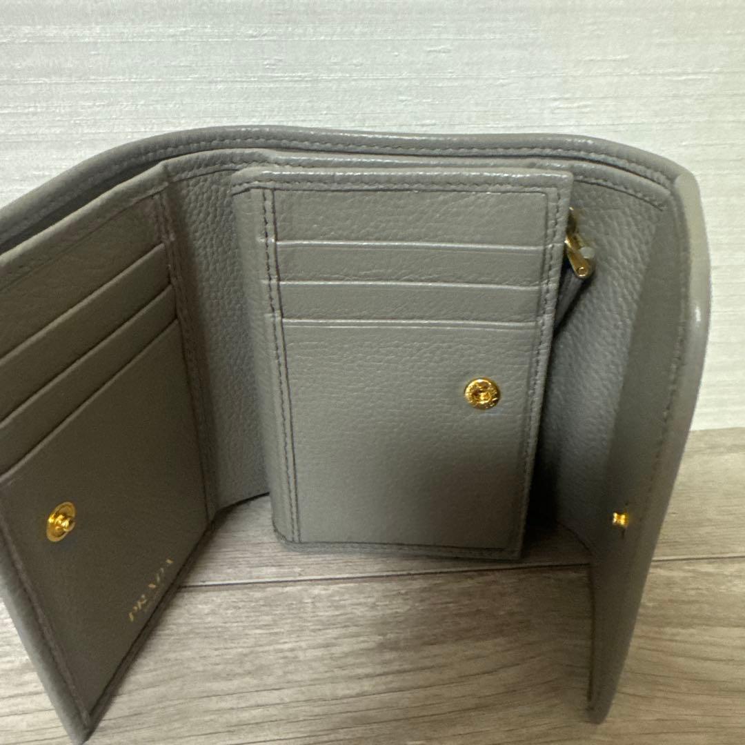 PRADA グレー 三つ折り財布