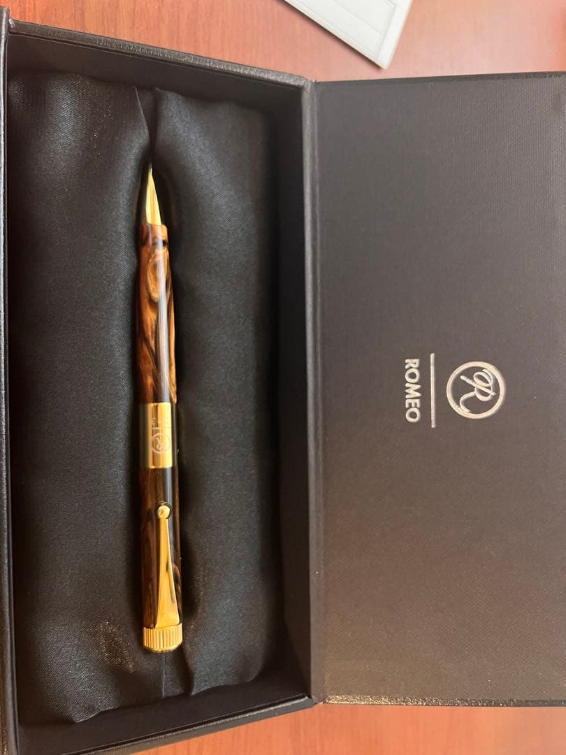 百の模様！　新品　伊東屋ROMEO No.3 ボールペン細軸　オーリックアンバー