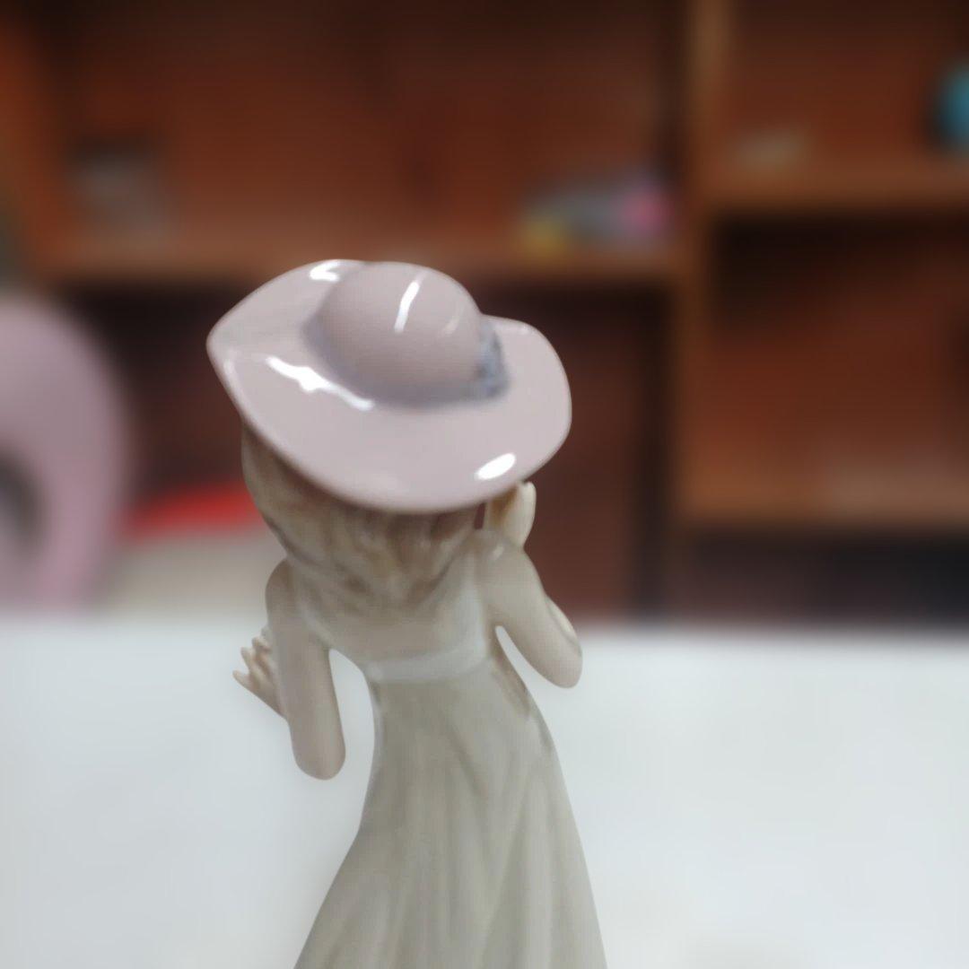 リアドロ　ナオ　一輪の花を持つ女性