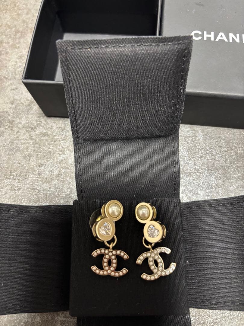 CHANEL パールクリスタルスタッドピアス