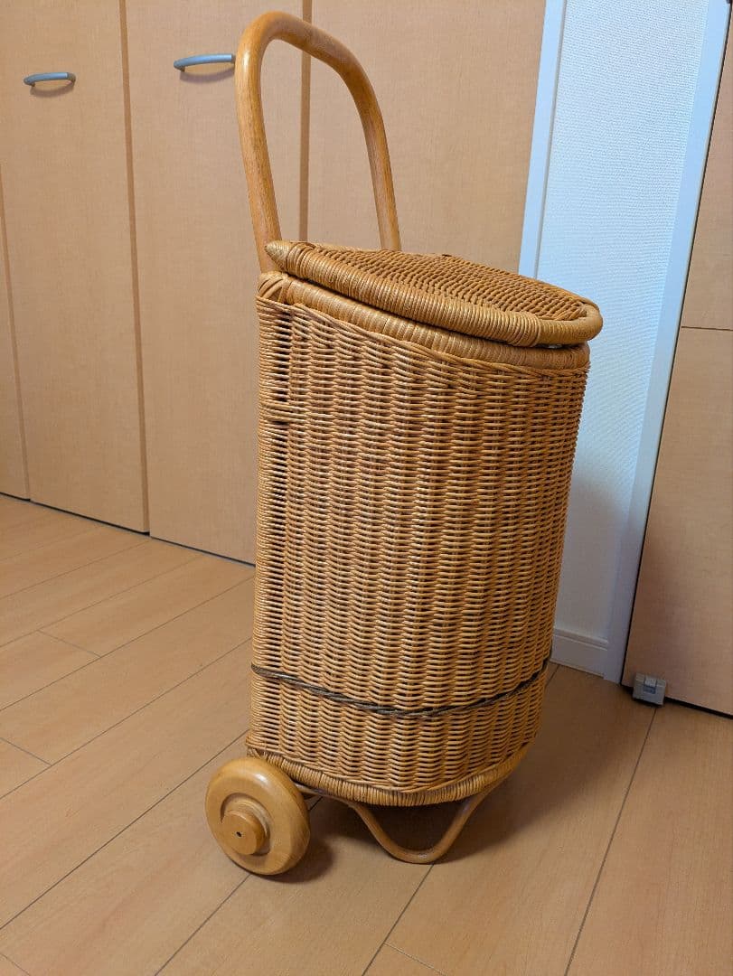 雑誌掲載品　貴重ラタン製のキャリーカート