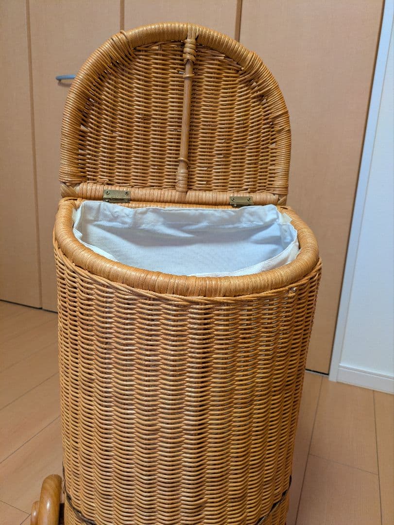 雑誌掲載品　貴重ラタン製のキャリーカート